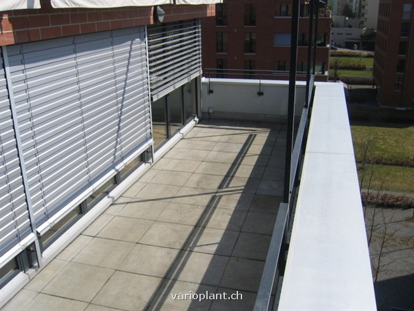 Terrasse mit Zementplatten vorher